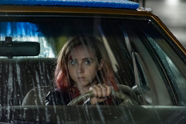 Auf dem Weg durch ein einsames Waldstück überfährt Kathy einen Wolf. (© Koch Films)