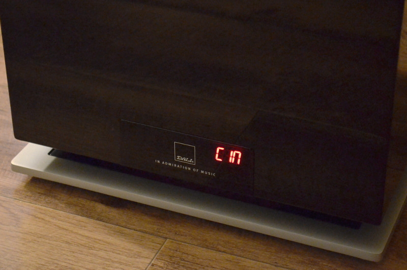 Der aktive Subwoofer ist mit einem kleinen, aber gut lesbaren Display ausgestattet.