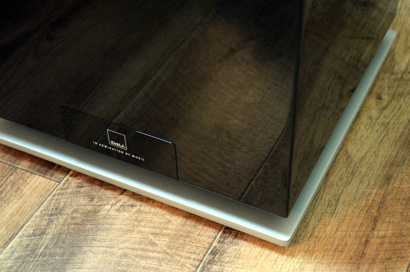 Der vergleichsweise kompakte Subwoofer besitzt einen Aluminium-Rahmen als Akzent.
