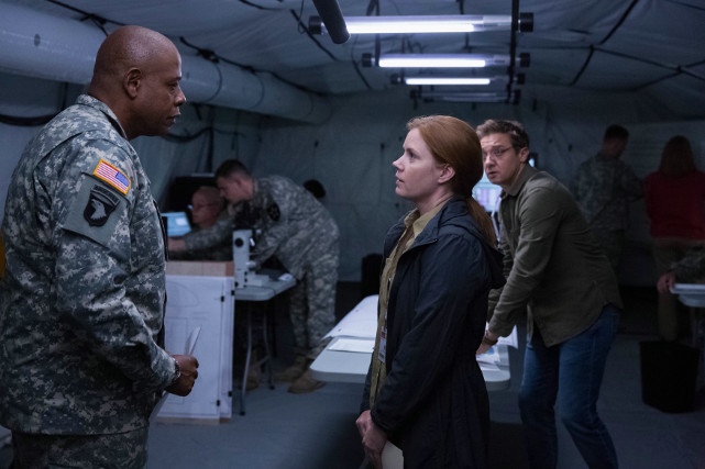 Das Expertenteam um Colonel Weber (Forest Whitaker, l.), Sprachwissenschaftlerin Louise Banks (Amy Adams) und den Arzt Ian Donnelly (Jeremy Renner) soll die Landung eines außerirdischen Raumschiffs untersuchen. (© Sony Pictures)