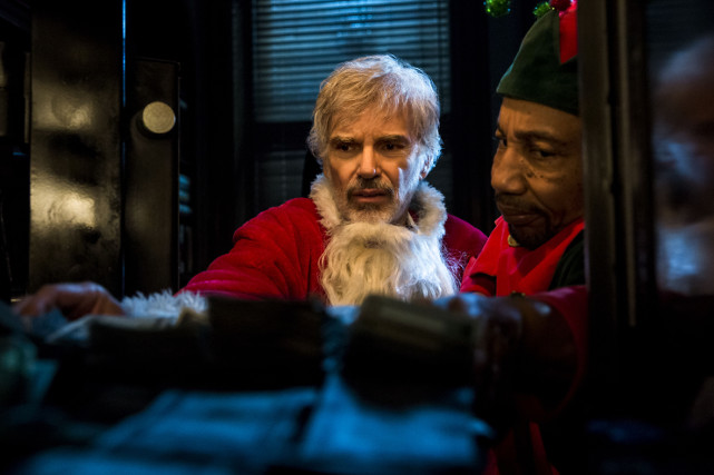 Marcus (Tony Cox) und Willie (Billy Bob Thornton) haben den Safe geknackt. (© Universum Film)