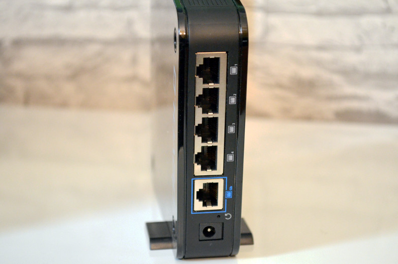 Mit insgesamt fünf Ethernet-Ports hält der Satellite ausreichend Anschlüsse bereit.