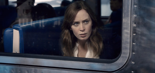 Bei ihrer täglichen Zugfahrt macht Rachel (Emily Blunt) eines Tages eine schockierende Beobachtung. (© Constantin Film)