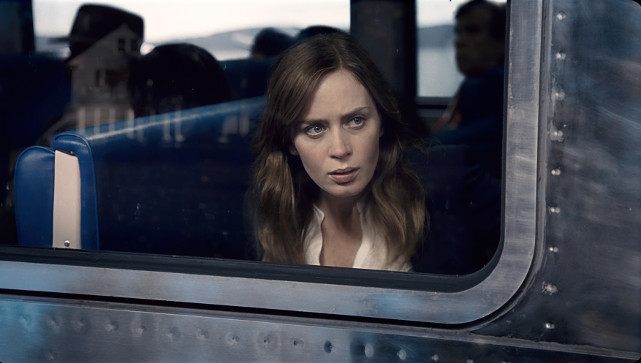 Bei ihrer täglichen Zugfahrt macht Rachel (Emily Blunt) eines Tages eine schockierende Beobachtung. (© Constantin Film)