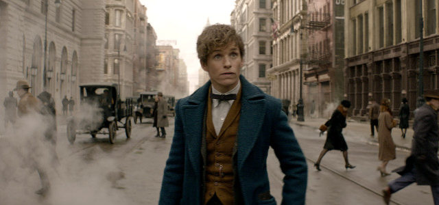 Newt Scamander (Eddie Redmayne) macht nach einer weltweiten Exkursion Zwischenstopp in New York. (© Warner Bros)