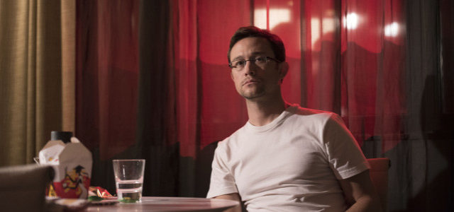 Edward Snowden (Joseph Gordon-Levitt) enthüllt im Hotel in Hongkong brisante Details über die Überwachungsmethoden der NSA. (© Universum Film)