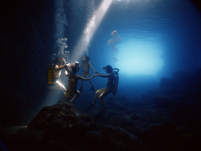 Jacques Cousteau und seine Frau Simone leben mit ihren zwei Söhnen in einem paradiesischen Haus am Mittelmeer. (© dcm)