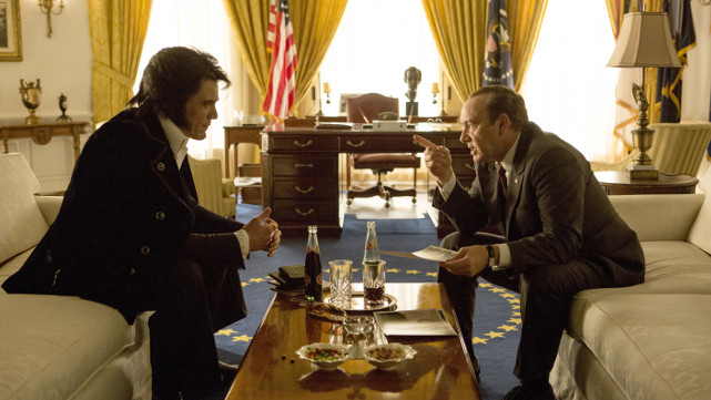 Elvis (Michael Shannon) und US-Präsident Richard Nixon (Kevin Spacey) lernen sich kennen. (© Universum Film)