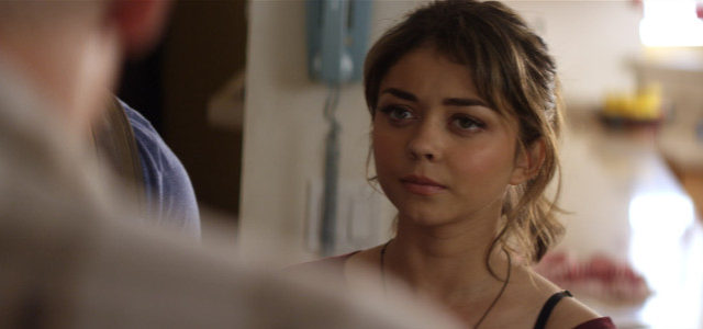 Nach dem bizarren Tod ihres Bruders Magnus trifft Johana Burwood (Sarah Hyland) nach vier Jahren Funkstille ihre schrullige Familie wieder. (© Lighthouse Home Entertainment)