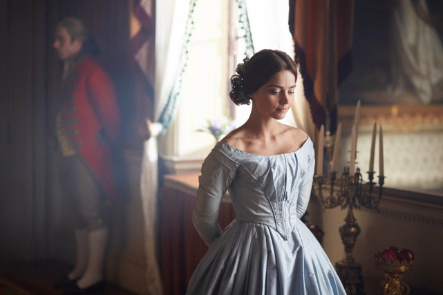 Nach dem überraschenden Tod ihres Onkels Wilhelm IV wird Victoria (Jenna Coleman) im Alter von nur 18 Jahren zur Königin. (© Edel Germany)