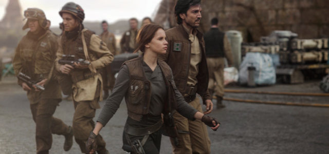 Jyn Erso (Felicity Jones) und Cassian Andor (Diego Luna) wollen die Pläne des Todessterns stehlen. (© Lucasfilm/Jonathan Olley)