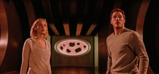 Aurora (Jennifer Lawrence) und Jim (Chris Pratt) erwachen an Bord eines Raumschiffs zu früh in ihren Schlafkammern. (© Sony Pictures)