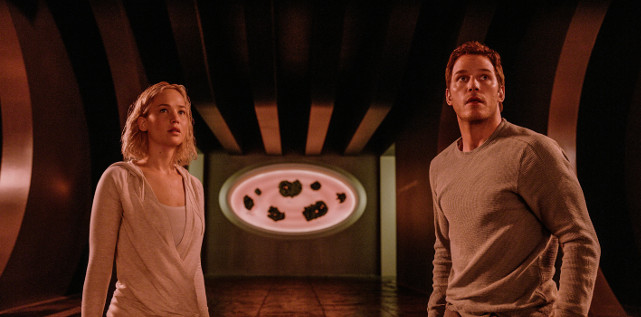 Aurora (Jennifer Lawrence) und Jim (Chris Pratt) erwachen an Bord eines Raumschiffs zu früh in ihren Schlafkammern. (© Sony Pictures)