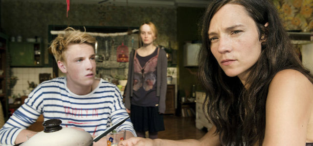 Das Leben von Phil (Louis Hofmann) mit seiner Mutter (Sabine Timoteo) und Schwester (Ada Philine Stappenbeck) ist ziemlich chaotisch. (© Martin Valentin Menke/Universum Film)