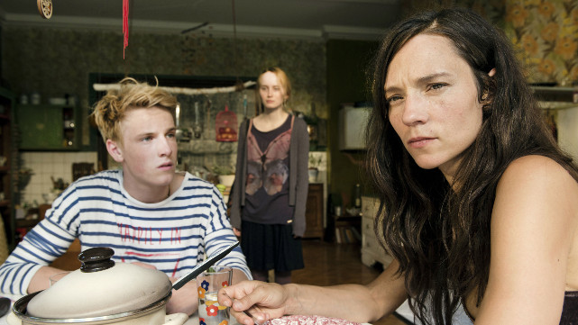 Das Leben von Phil (Louis Hofmann) mit seiner Mutter (Sabine Timoteo) und Schwester (Ada Philine Stappenbeck) ist ziemlich chaotisch. (© Martin Valentin Menke/Universum Film)