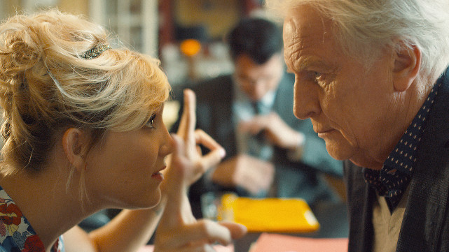 Der pensionierte Witwer Hubert Jacquin bekommt durch ein Missverständnis eine junge Mitbewohnerin. (© Alamode Film)