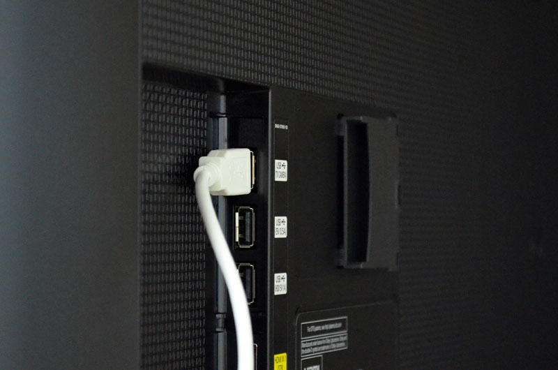 Bei der Positionierung der Antenne direkt hinter dem TV-Gerät bietet sich der Anschluss des Verstärkers an einem USB-Slot des TV-Geräts an.