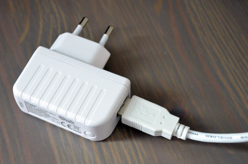 Sollte kein freier USB-Steckplatz vorhanden sein, hilft der mitgelieferte Adapter aus.
