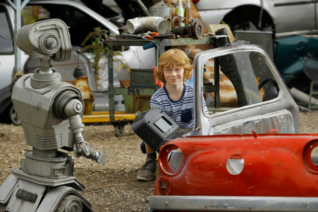 Tobbi und der kleine Roboter Robbi erleben ein spannendes Abenteuer. (© Studiocanal)