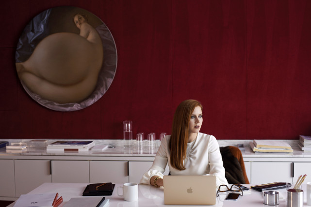 Die erfolgreiche Galeristin Susan (Amy Adams) erhält unerwartet ein Paket von ihrem Ex-Mann Edward. (© Universal Pictures)