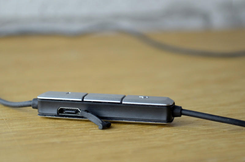 Der Akku des LZR 948 BT ist via USB schnell aufgeladen, liefert aber umso länger satten Bass-Sound.