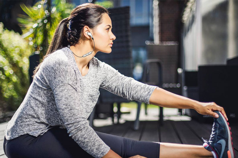 Der vielseitige Bluetooth-Kopfhörer eignet sich dank seines hochwertigen Designs und dem hohen Tragekomfort als perfekter Begleiter sowohl auf Geschäftsreisen als auch beim Sport.