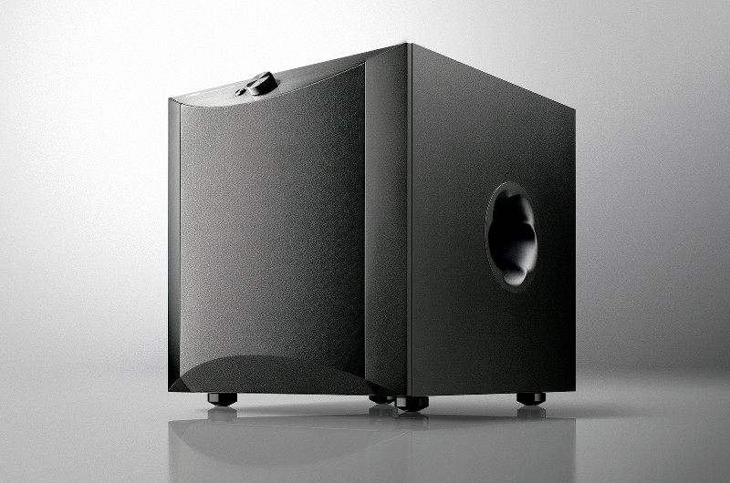 Der Subwoofer NS-SW1000 beeindruckt bereits mit seiner optischen Präsenz.