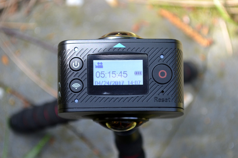 Die Bedienung der Actioncam erfolgt über das gut lesbare LCD-Display und drei Tasten.