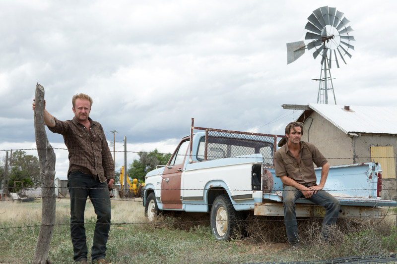 Toby (Chris Pine, r.) und sein knasterfahrener Bruder Tanner (Ben Foster) überfallen mehrere Banken. (© Paramount Pictures. Alle Rechte vorbehalten.)