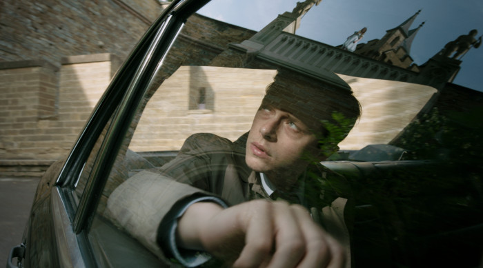 Ein junger, ehrgeiziger Manager (Dane DeHaan) soll den Vorstandsvorsitzenden der Firma aus einem 'Wellness-Center' zurückholen. (© 20th Century Fox)