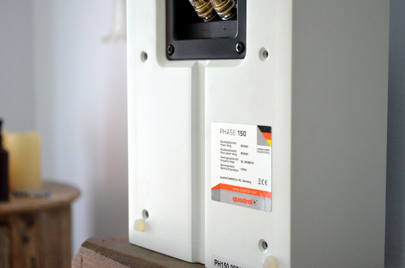 Zu Schutz der Kabel ist eine entsprechende Führung in die Rückseite des Gehäuses integriert.