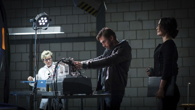 Der Pilot und Physiker Will Porter (Dan Stevens) wird auf eine lebensgefährliche Mission in eine düstere Parallelwelt entsendet. (© Universum Film)