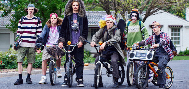 Corey, Jango und ihre Skater-Clique feiern an Halloween 1997 ihren Abschied von der High-School. (© Lighthouse Home Entertainment)