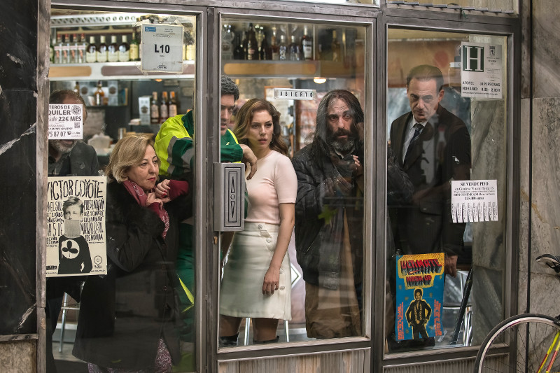Die Besucher einer Bar mitten in Madrid geraten ins Visier eines Scharfschützen. (© Koch Media Film)