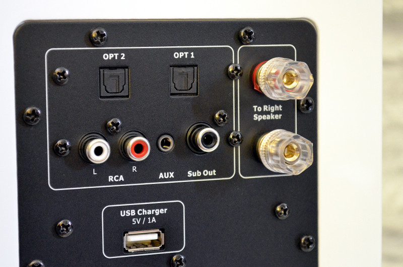 Der Chromecast belegt einen der beiden optischen Digitaleingänge und wird per USB-Slot mit Strom versorgt.