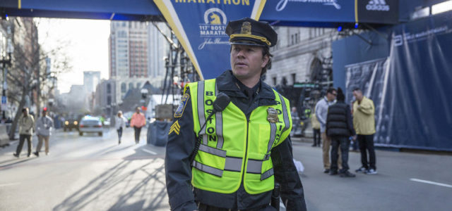 Police Sergeant Tommy Saunders (Mark Wahlberg) ist beim Boston-Marathon im Einsatz, als Sprengsätze detonieren. (© Studiocanal)
