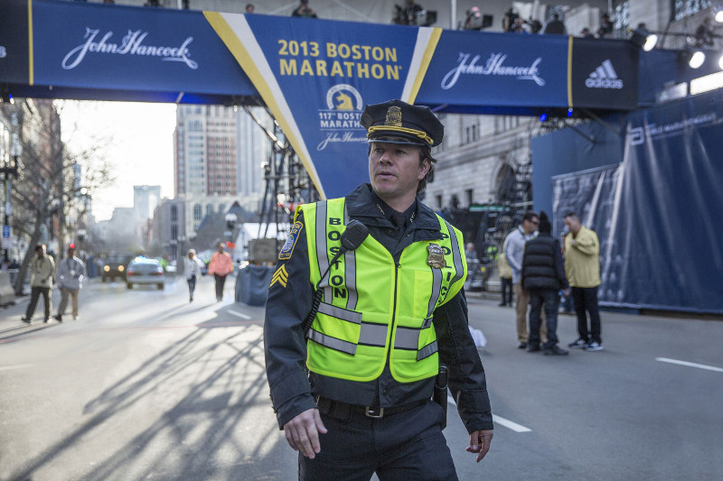 Police Sergeant Tommy Saunders (Mark Wahlberg) ist beim Boston-Marathon im Einsatz, als Sprengsätze detonieren. (© Studiocanal)