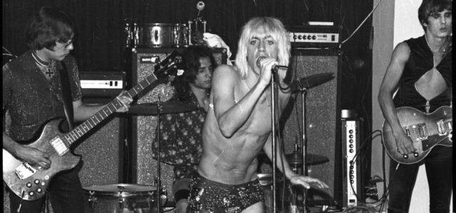 Mitten in den 60er Jahren schlugen „The Stooges“ mit ihrem gewaltigen und energischen Stil wie eine Bombe in die Musiklandschaft ein. (© Studiocanal)