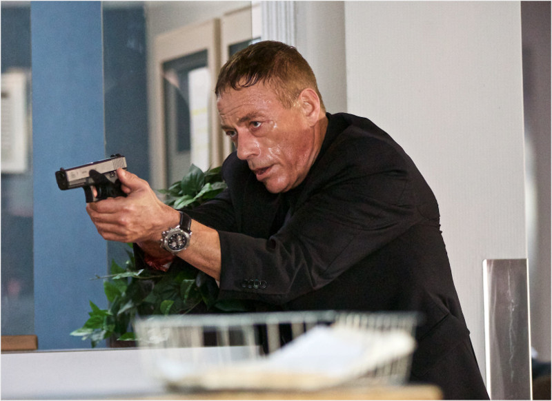 Ein mysteriöser Unbekannter (Jean-Claude Van Damme) wird in einem lokalen Krankenhaus von einer Gang gejagt. (© Sony Pictures)
