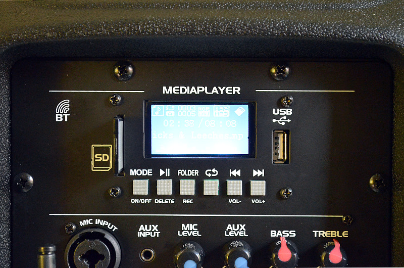 Mit der Mediaplayer-Sektion können MP3-Speichermedien wie SD-Karte und USB-Stick direkt am Streetstar 12 angeschlossen werden.