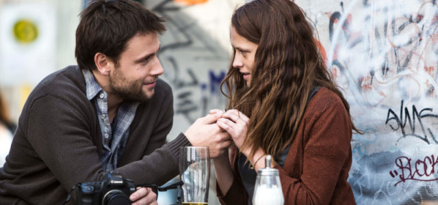 Die junge Australierin Clare (Teresa Palmer) lernt den charmanten Englischlehrer Andi (Max Riemelt) kennen. (© Sony Pictures)