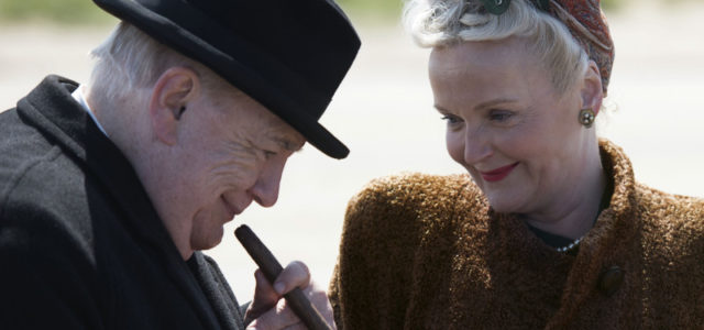 Der vom Krieg erschöpfte Winston Churchill (Brian Cox) ist auf den Rat seiner Frau Clementine (Miranda Richardson) angewiesen. (© SquareOne/Universum Film)