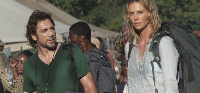 Die Entwicklungshelferin Wren (Charlize Theron) lernt beim Einsatz in einem afrikanischen Krisengebiet den Arzt Miguel (Javier Bardem) kennen. (© Universum Film)