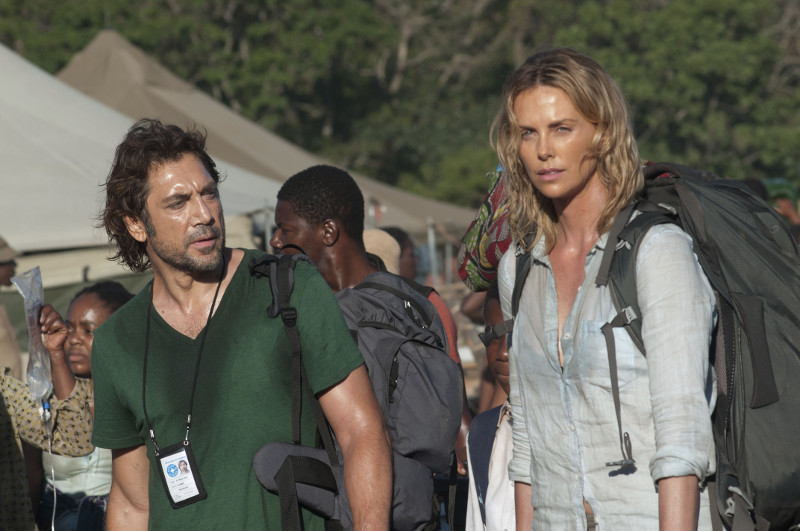 Die Entwicklungshelferin Wren (Charlize Theron) lernt beim Einsatz in einem afrikanischen Krisengebiet den Arzt Miguel (Javier Bardem) kennen. (© Universum Film)