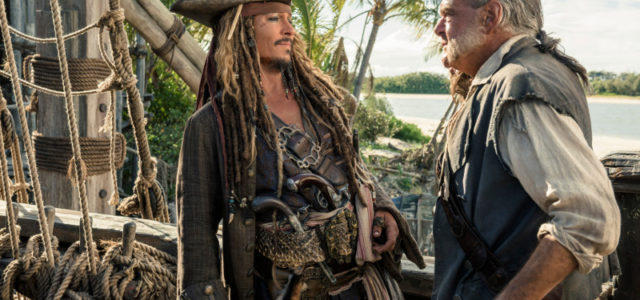 Captain Jack Sparrow (Johnny Depp) und seine Crew werden vom untoten Piratenjäger Captain Salazar und seinen Geistermatrosen gejagt. (© Disney)