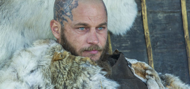 König Ragnar (Travis Fimmel) kehrt angeschlagen aus der Schlacht zurück. (© 20th Century Fox)