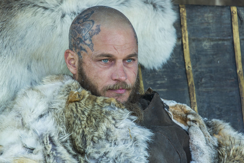 König Ragnar (Travis Fimmel) kehrt angeschlagen aus der Schlacht zurück. (© 20th Century Fox)