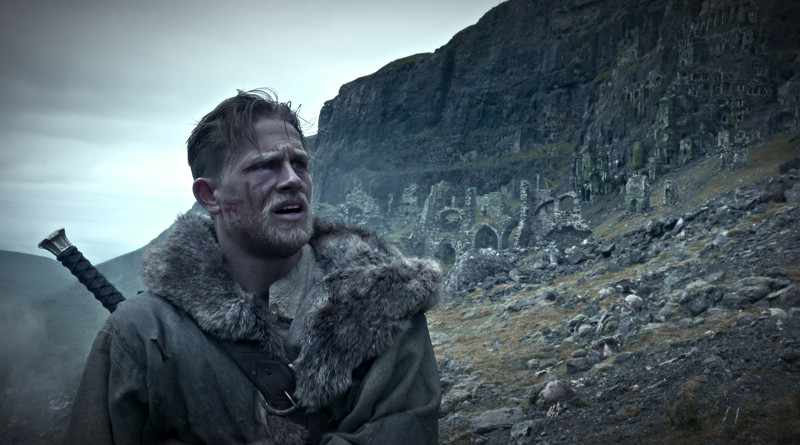 Arthur (Charlie Hunnam) ist alles andere als königlich aufgewachsen. (© Warner Bros)