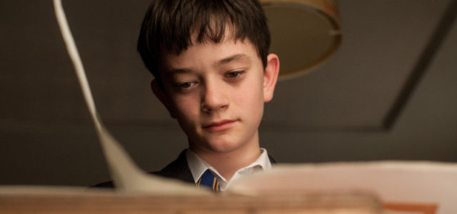 Der junge Conor (Lewis MacDougall) hat eine Menge Sorgen. (© Studiocanal)