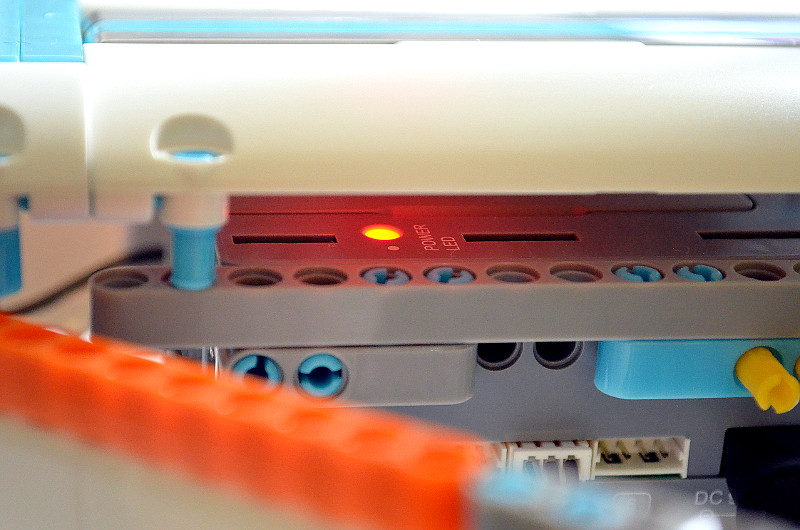 Die LED des Akkus zeigt an, ob er gerade geladen wird (rot), vollständig aufgeladen (grün) oder im Betrieb ist (grün blinkend). Der Ladestand lässt sich bei bestehender Bluetooth-Verbindung zusätzlich in der App ablesen.